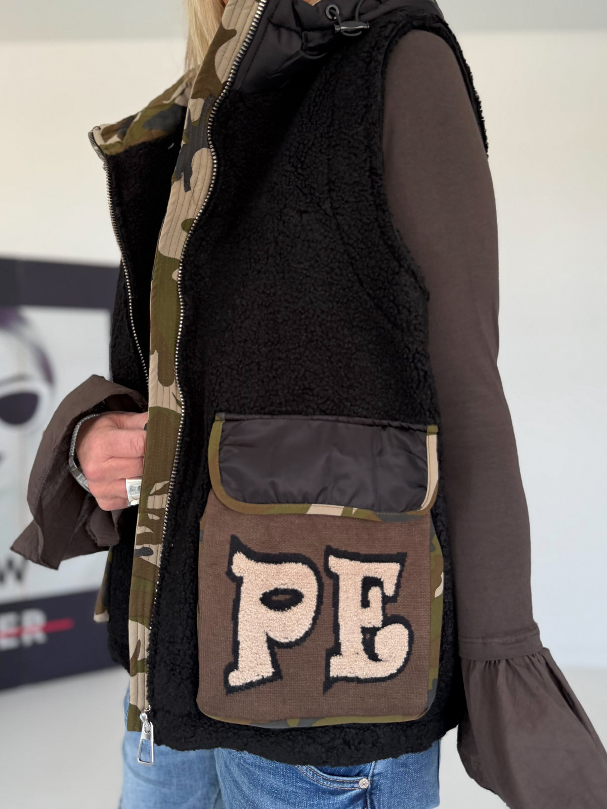 Weste in Teddy-Fur-Optik mit Kapuze - schwarz-mehrfarbig