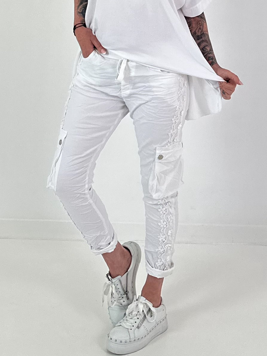 Trousers with crocheted flowers and patch pockets - white