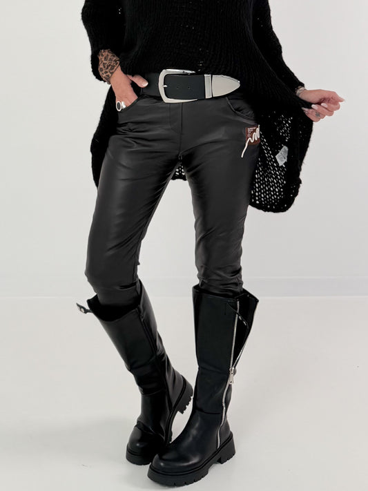 Vegane Lederhose mit Patch - schwarz