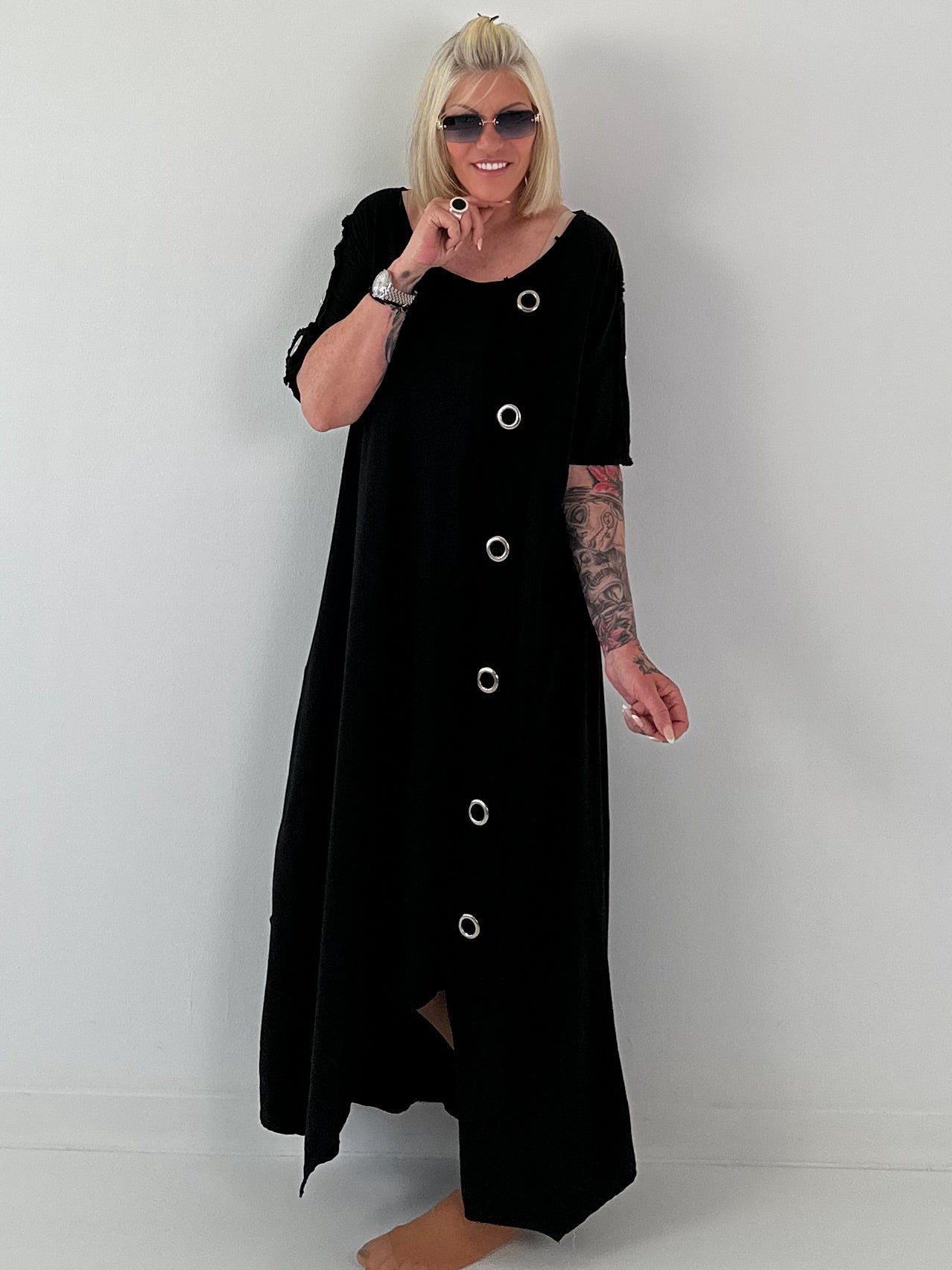 T-Shirt Kleid mit Ösen -schwarz
