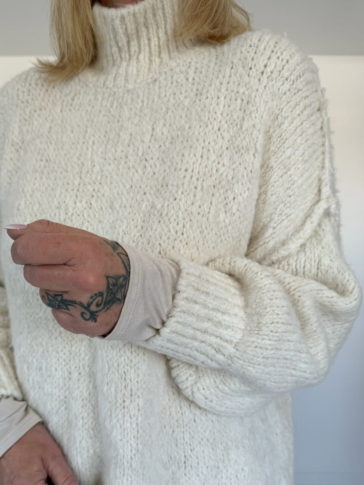 Weicher Grobstrickpullover mit Stehkragen - beige