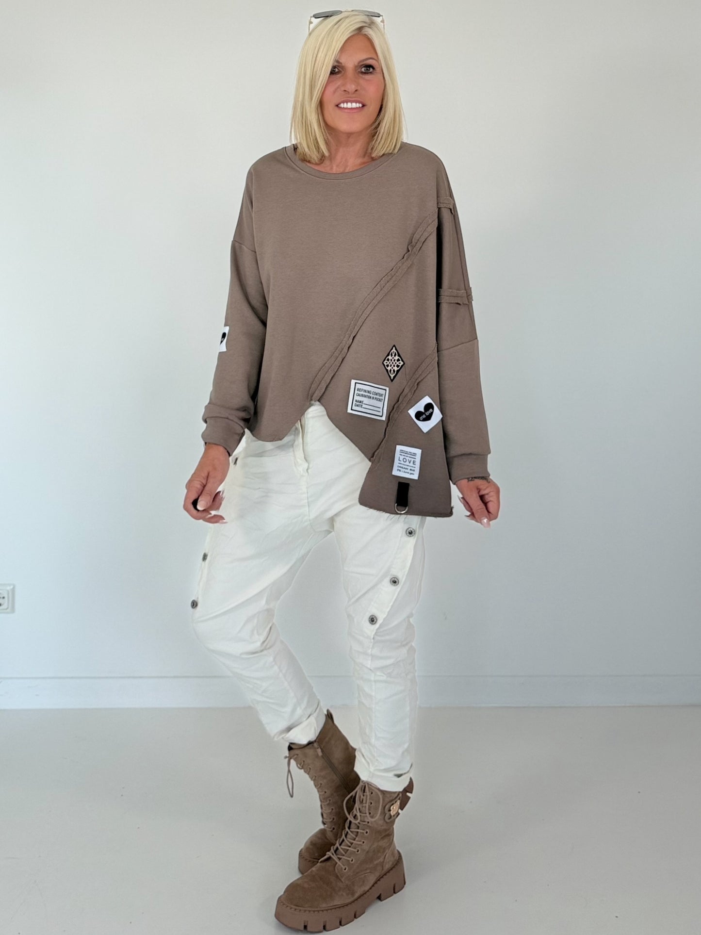 Sweater mit asymmetrischem Schnitt und Patches - taupe