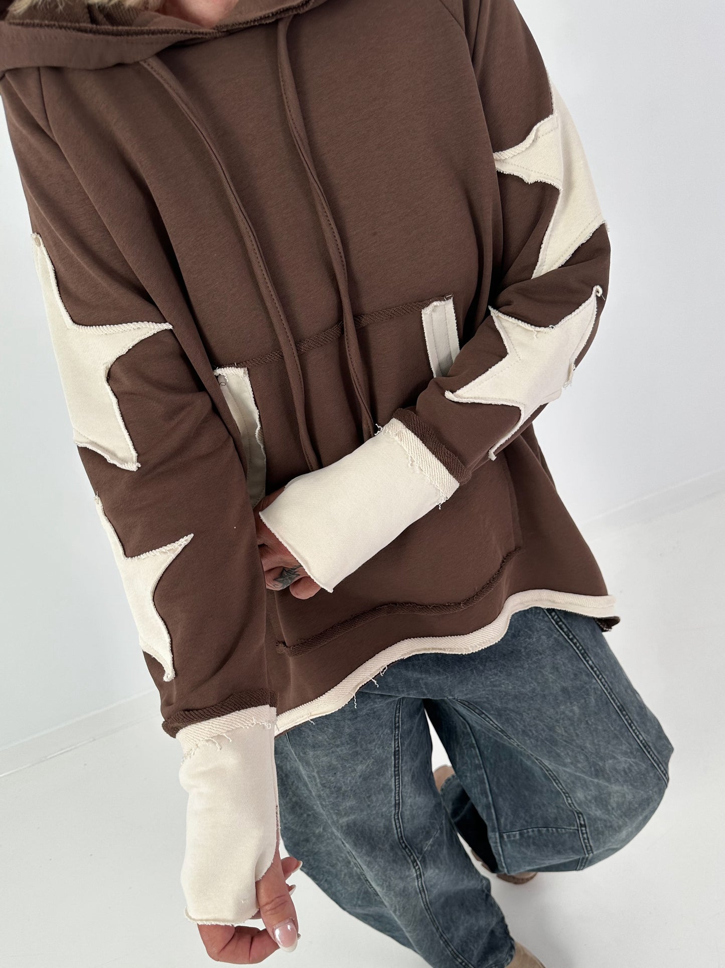 Casual long hoodie with thumb holes and trendy star elements - chocolate