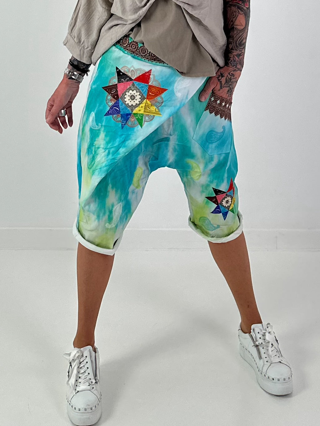 Short baggy shorts with overlap - beige