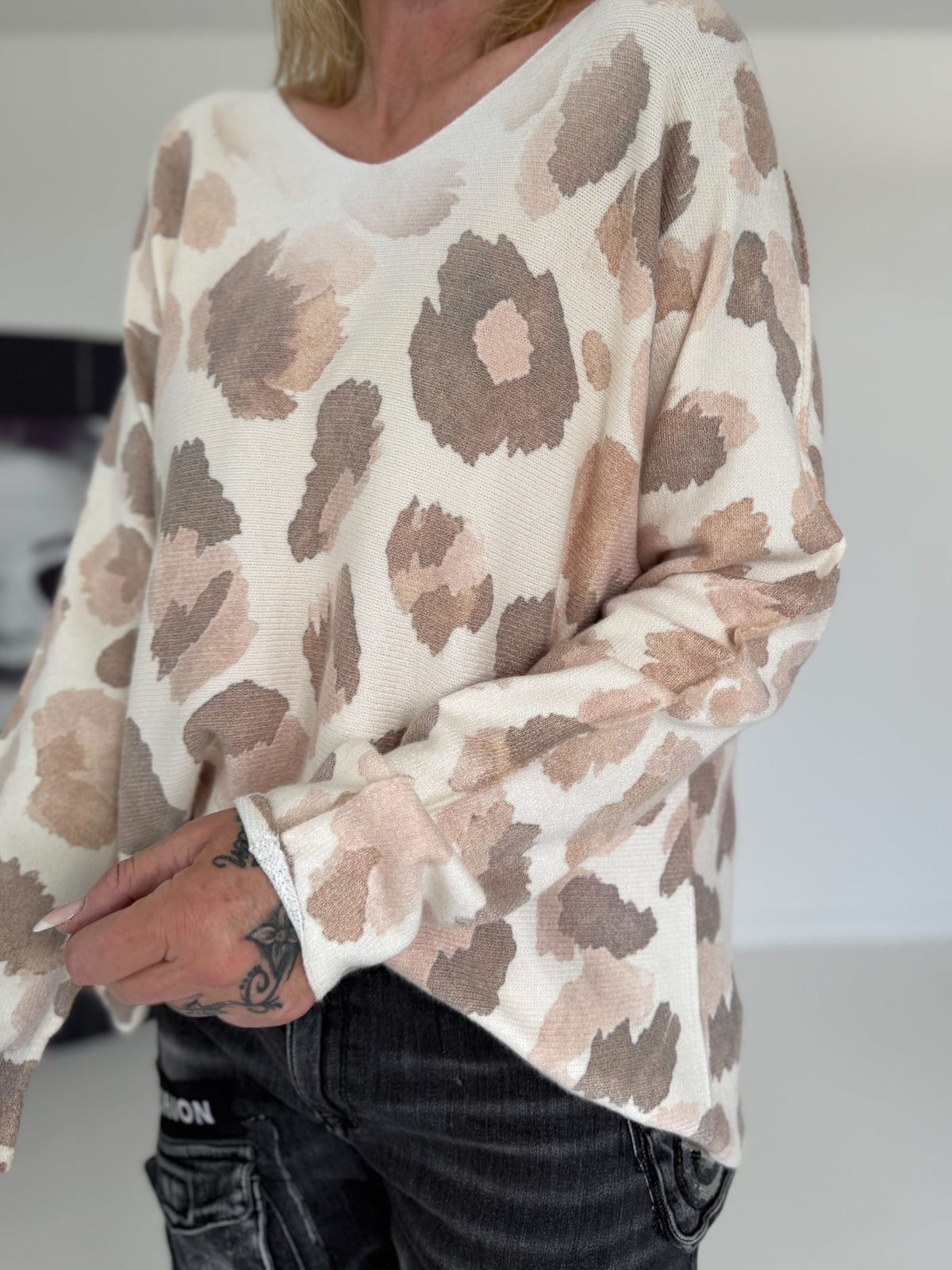 Pullover mit V-Ausschnitt und Leo-Print - leo-taupe