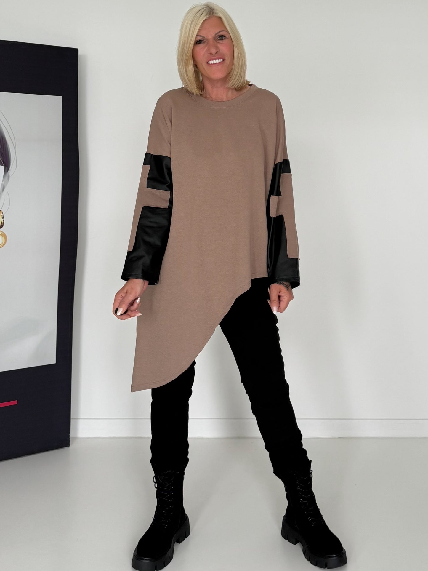 Asymmetrischer Sweater mit Kreuz- und Lederoptik-Details - taupe