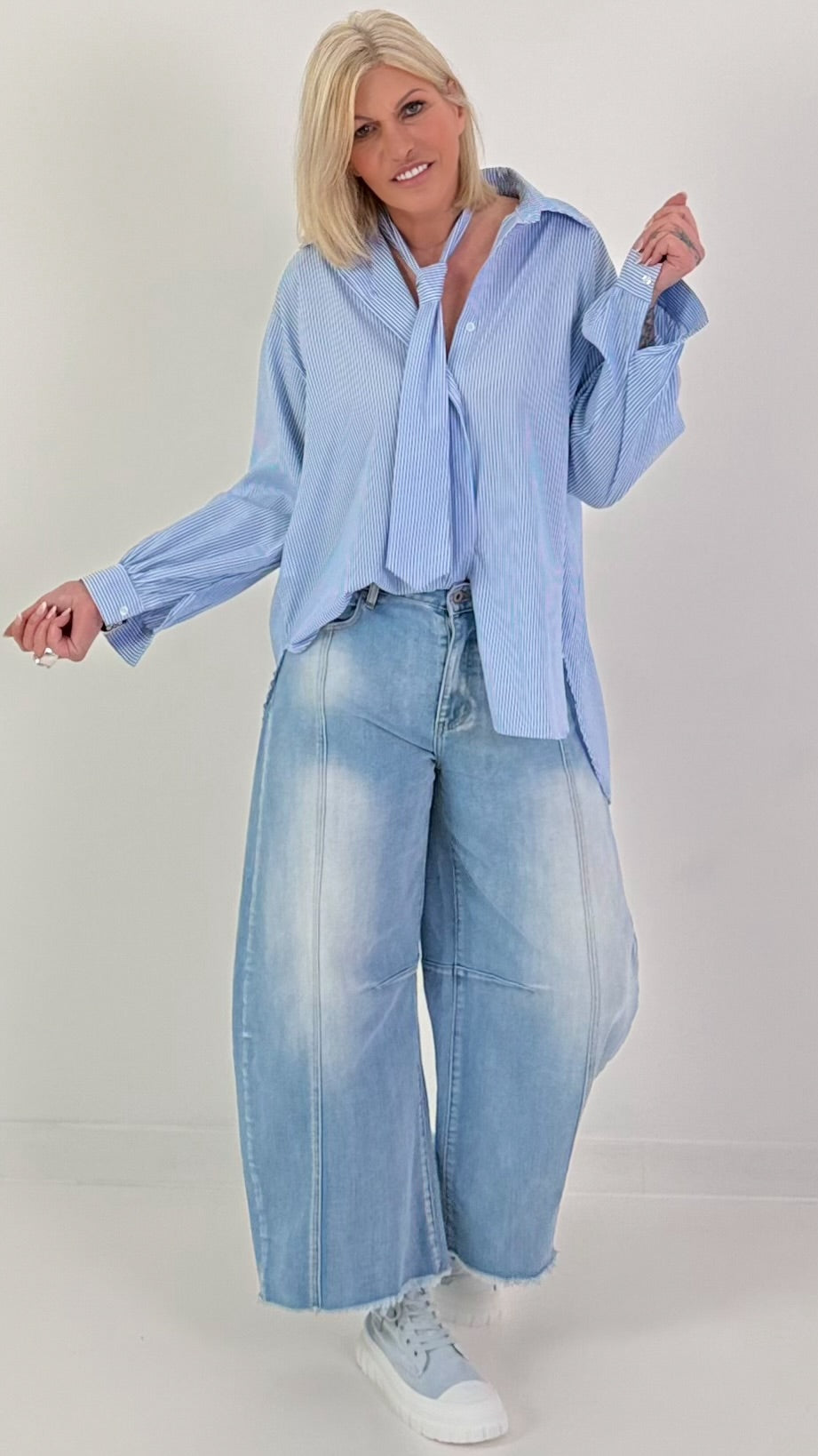 Overhemdblouse met strik - lichtblauw en wit