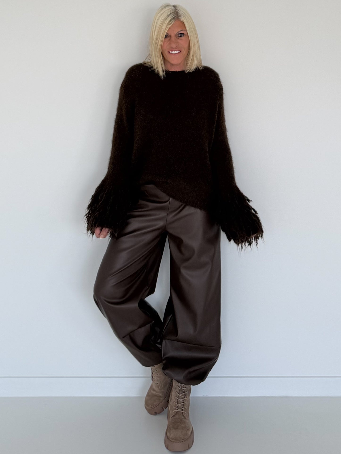Kuschliger Pullover mit Fransen-Details - mokka
