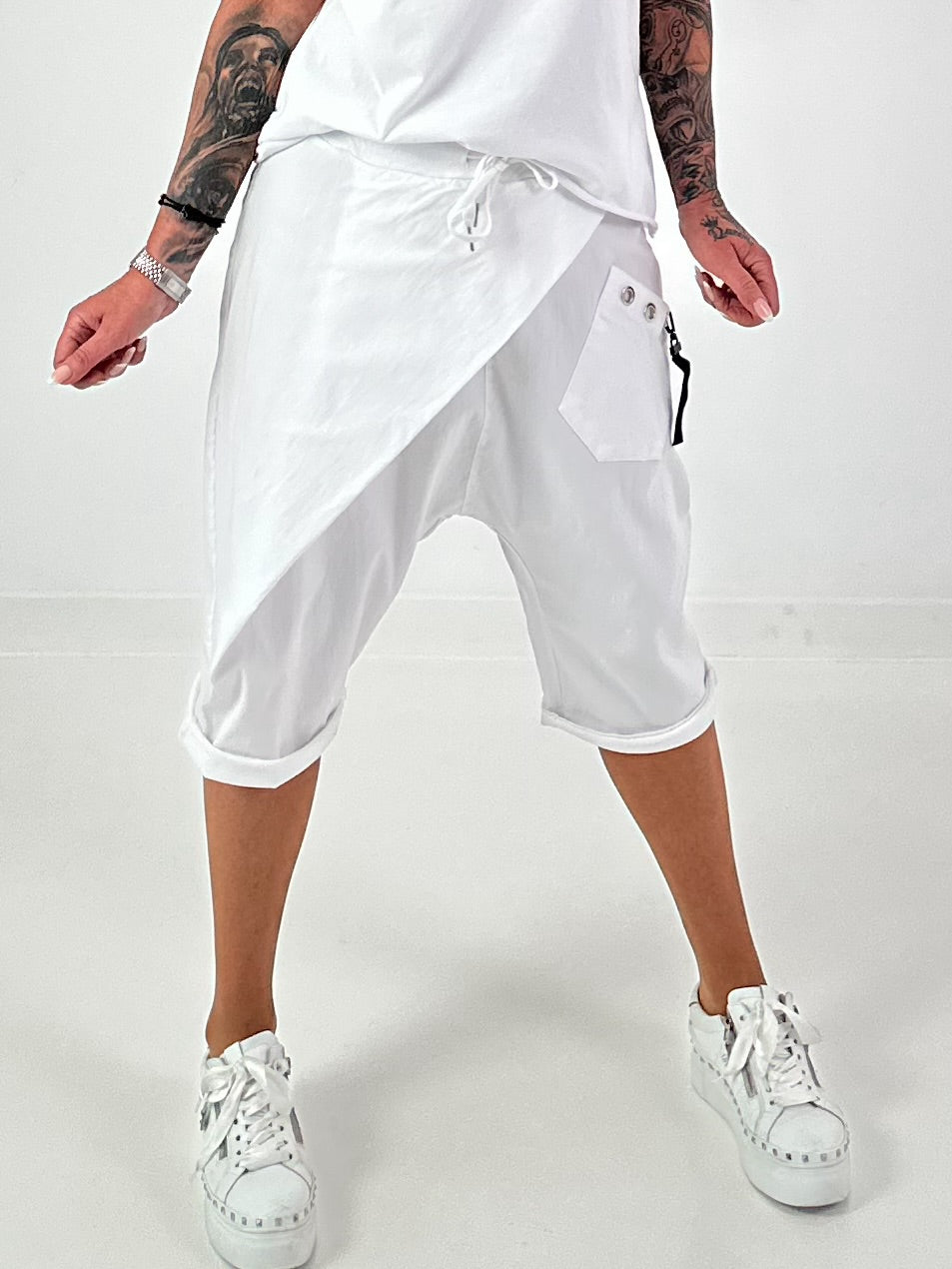 Kurze Baggy mit kleinen Ösen-Details - weiss