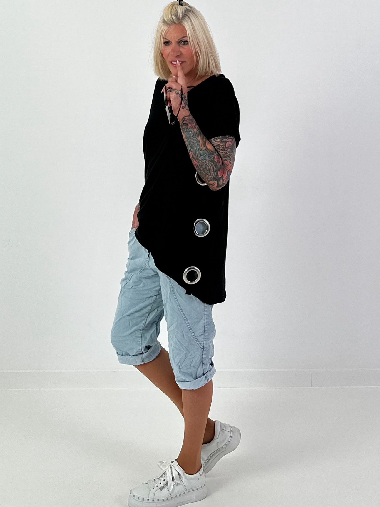 T-Shirt with side eyelets - black