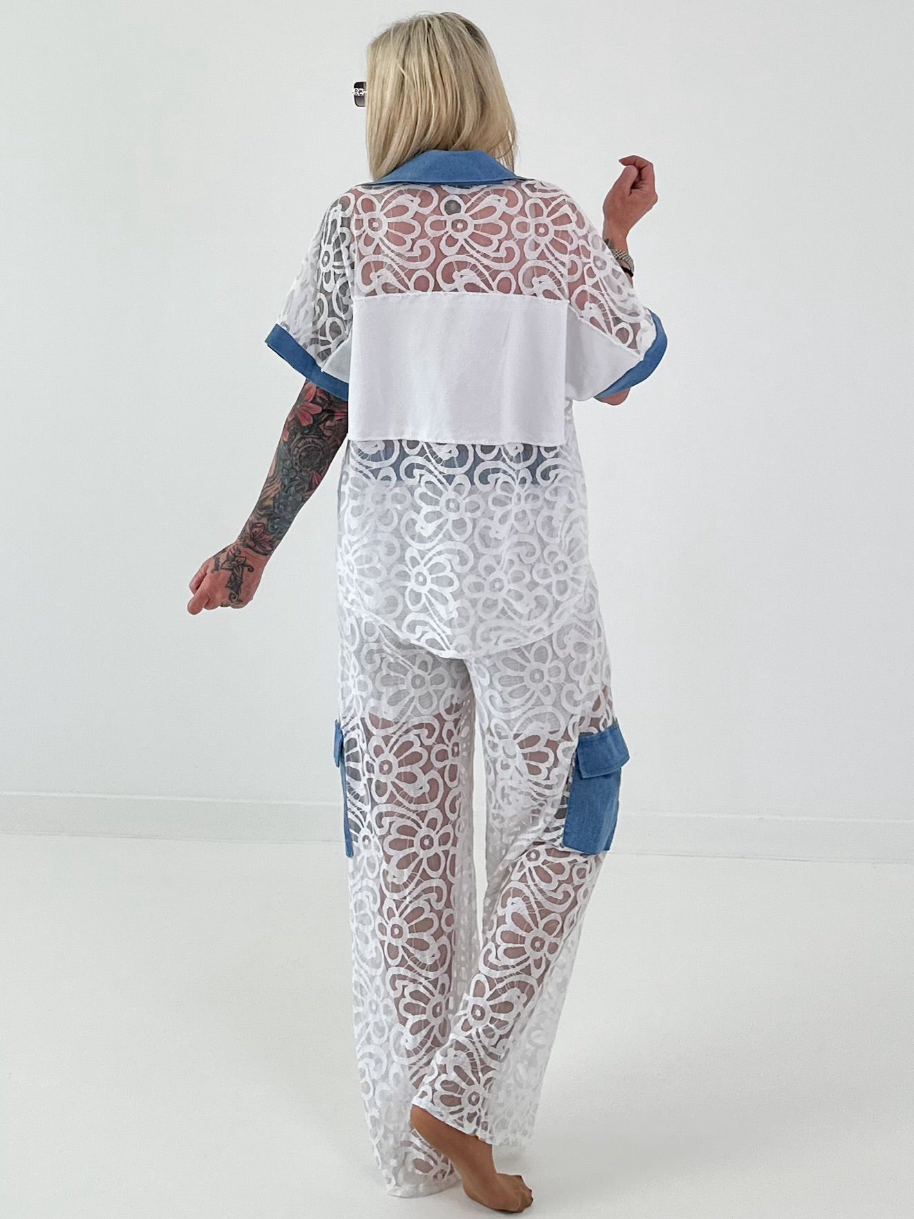 Ausgefallener Zweiteiler mit aufwendigen Denim Details- weiss