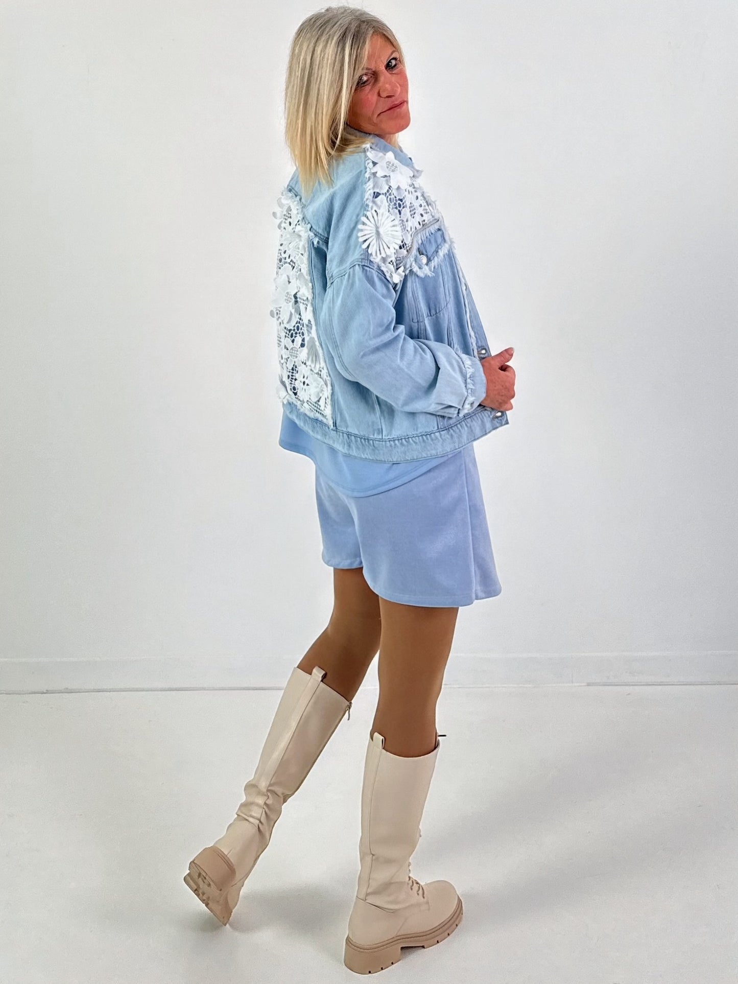 Spijkerjas, model "Wildflower" - denim-wit