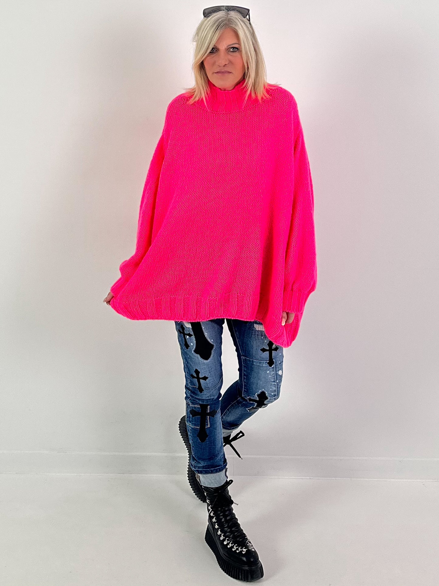 Oversized sweater model "Snuggle Arctic" - neon pink