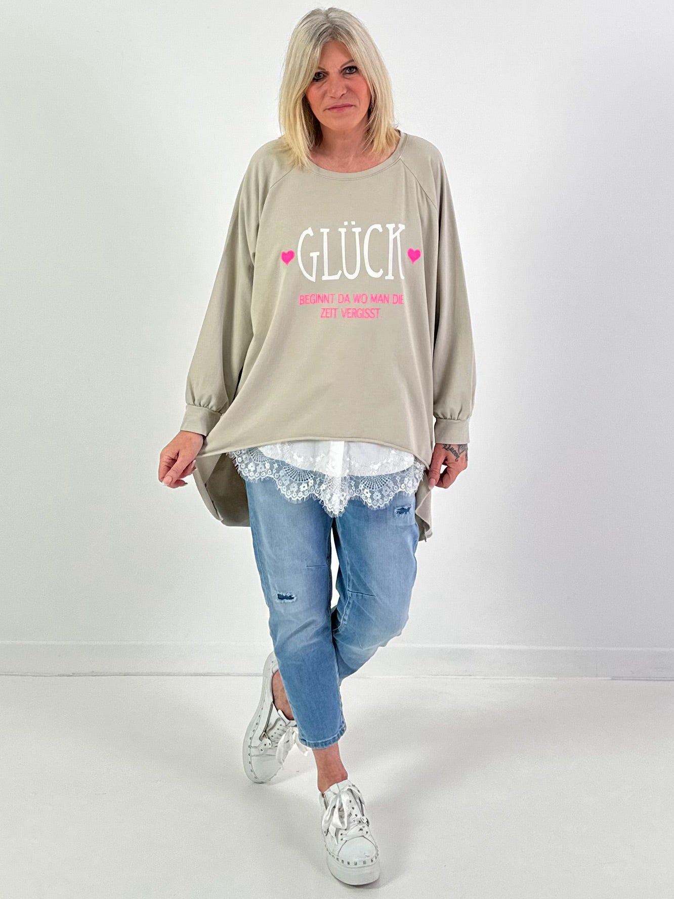 Oversized stonewashed Sweatshirt Modell "Glück..." - beige