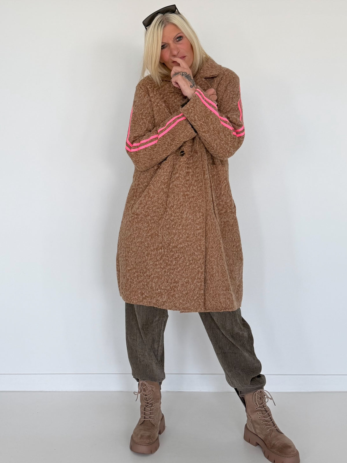 Kuscheliger Mantel mit Neonakzenten - camel