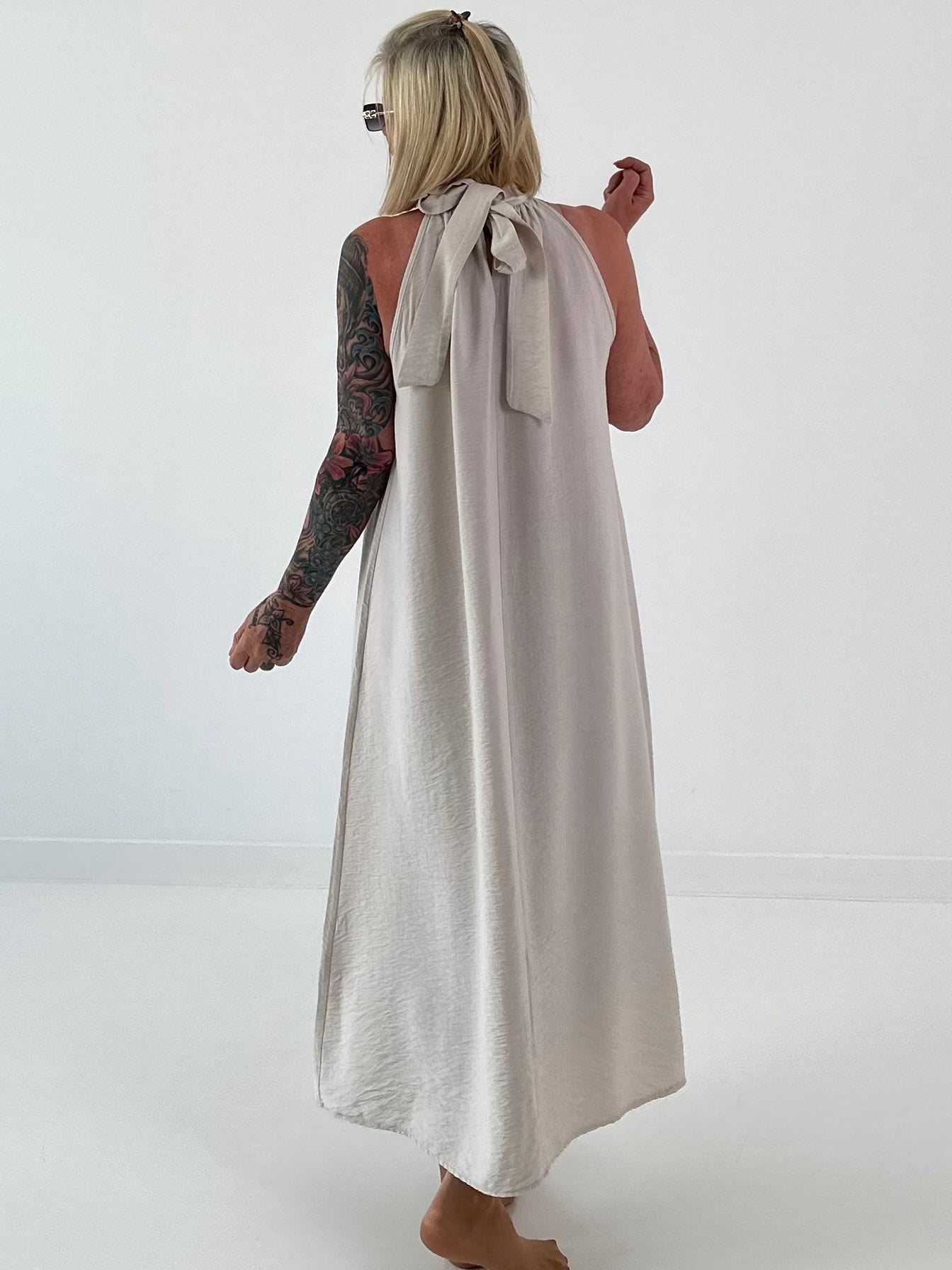 Klassisches Neckholder-Kleid - beige