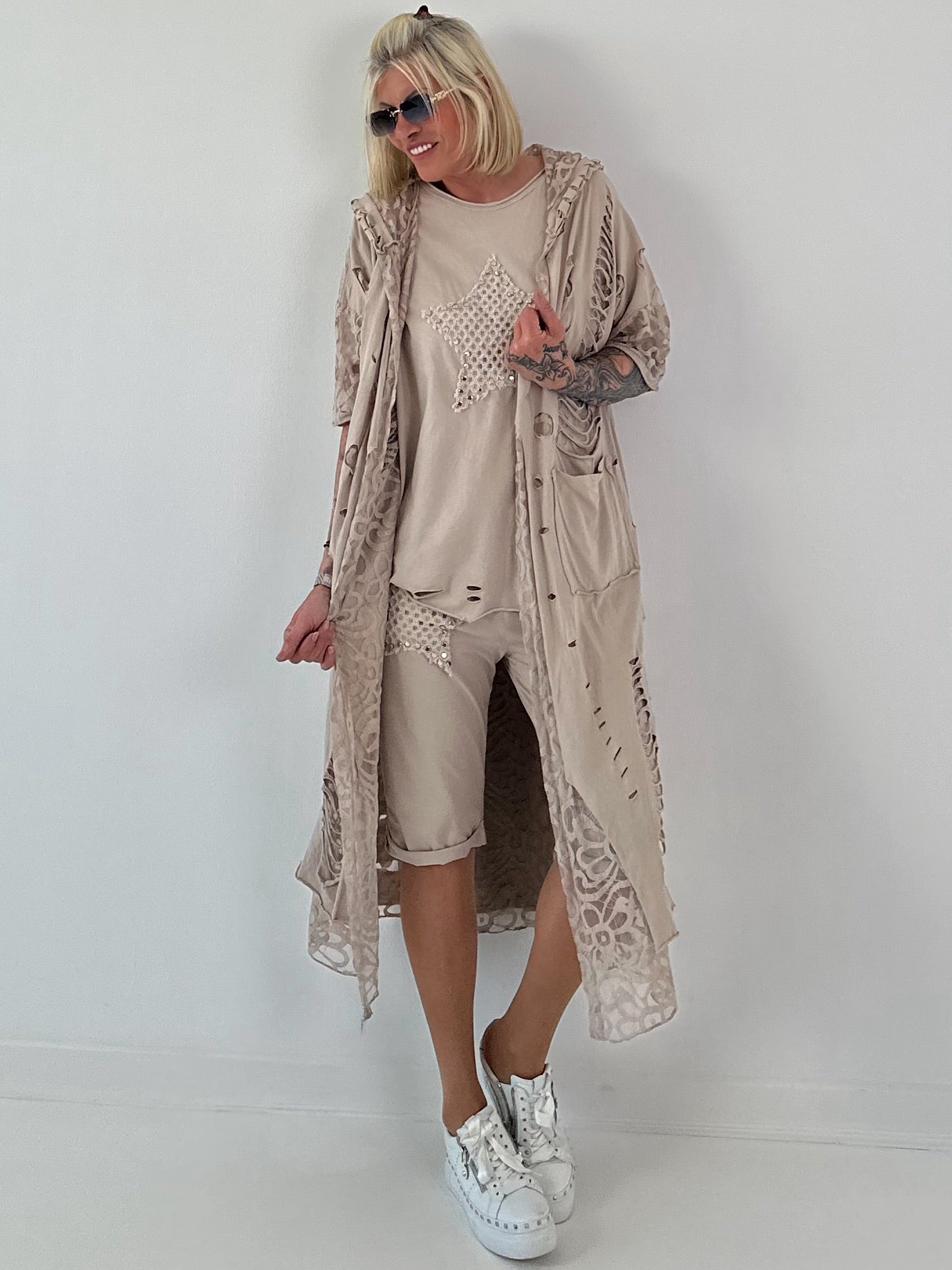 Sweat Short mit Häkelstern und  Nieten - beige