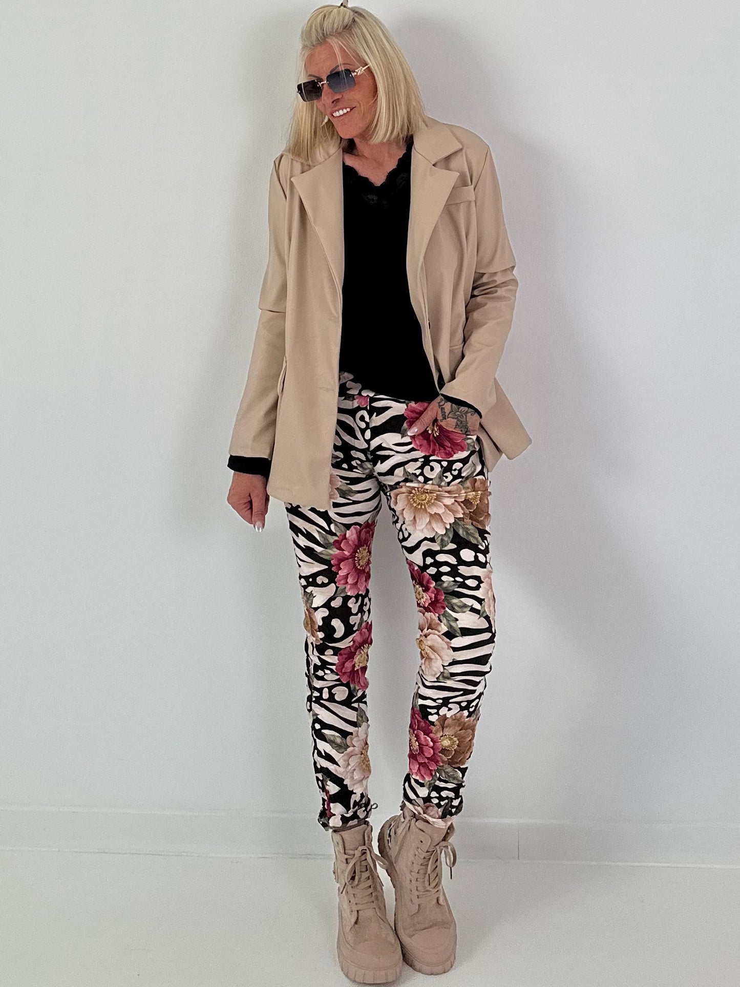 Hose in Wildleder-Optik mit floralem Muster - mehrfarbig