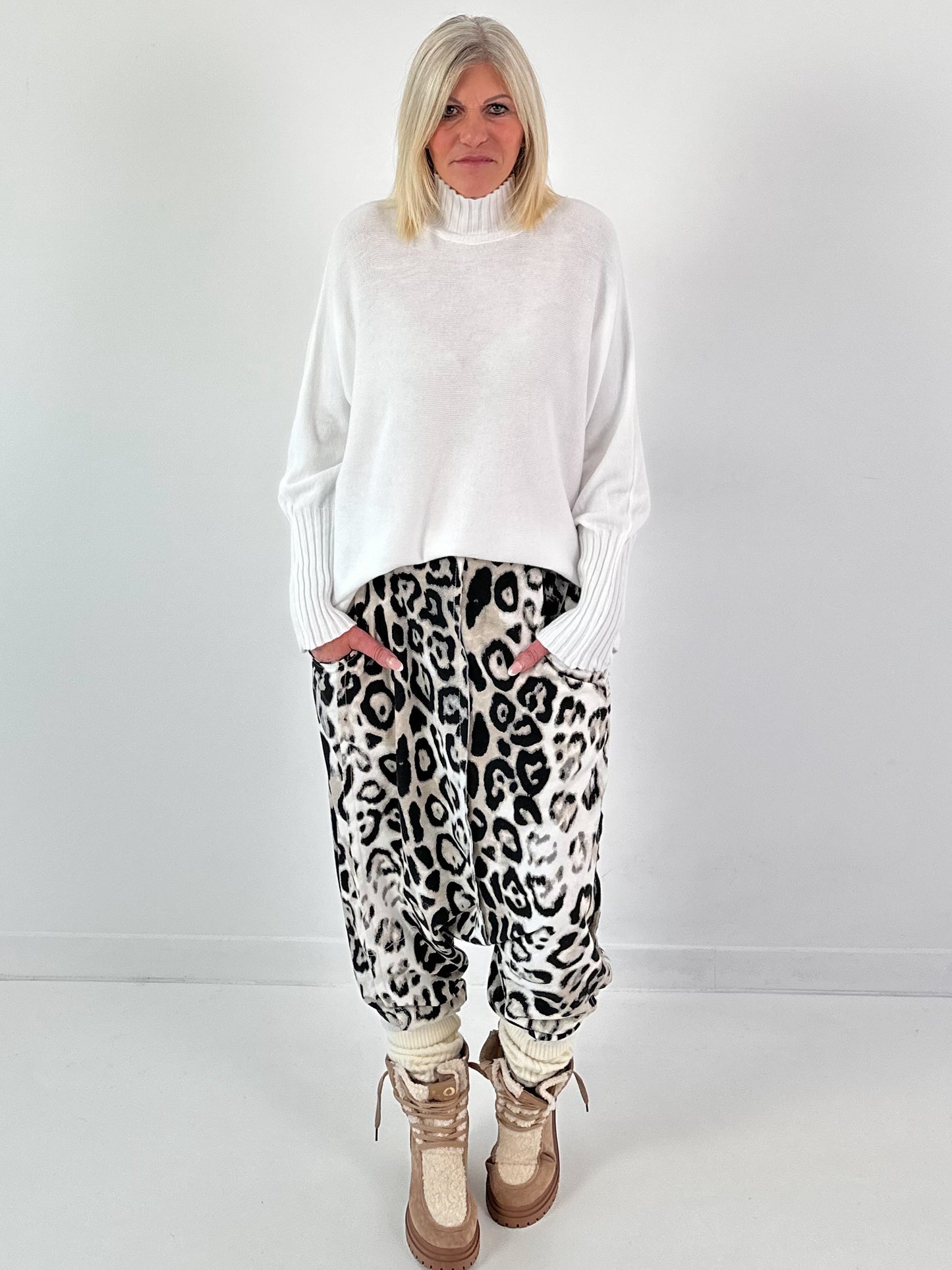 Sweater model "Lounge Lane" - white