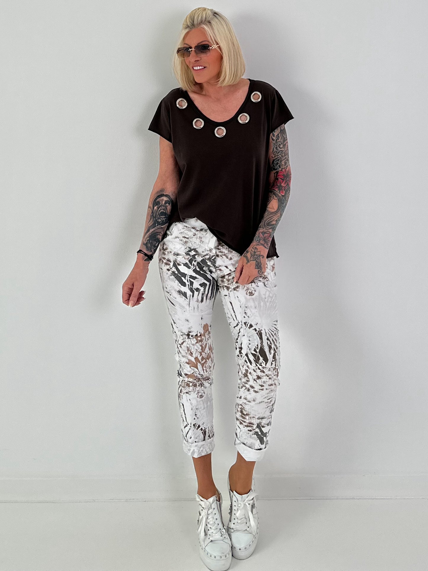T-shirt with eyelet neckline - chocolate