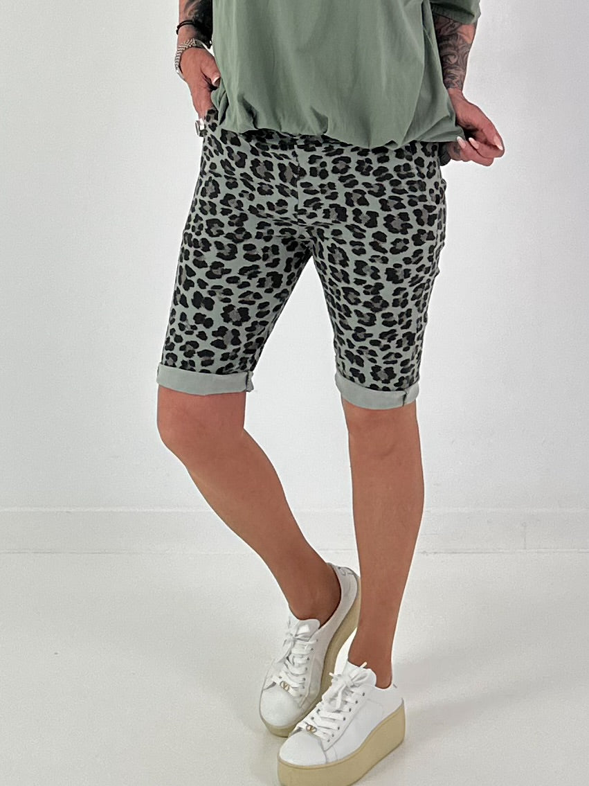Kurze Hose im Leo Look- khaki