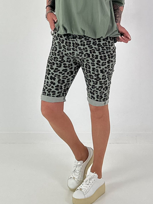Kurze Hose im Leo Look- khaki