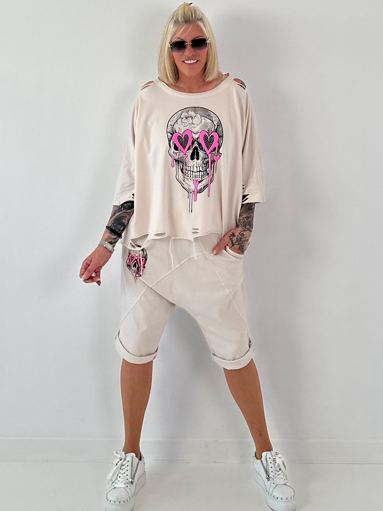 Oversized Shirt mit Cut Outs und Skull - beige