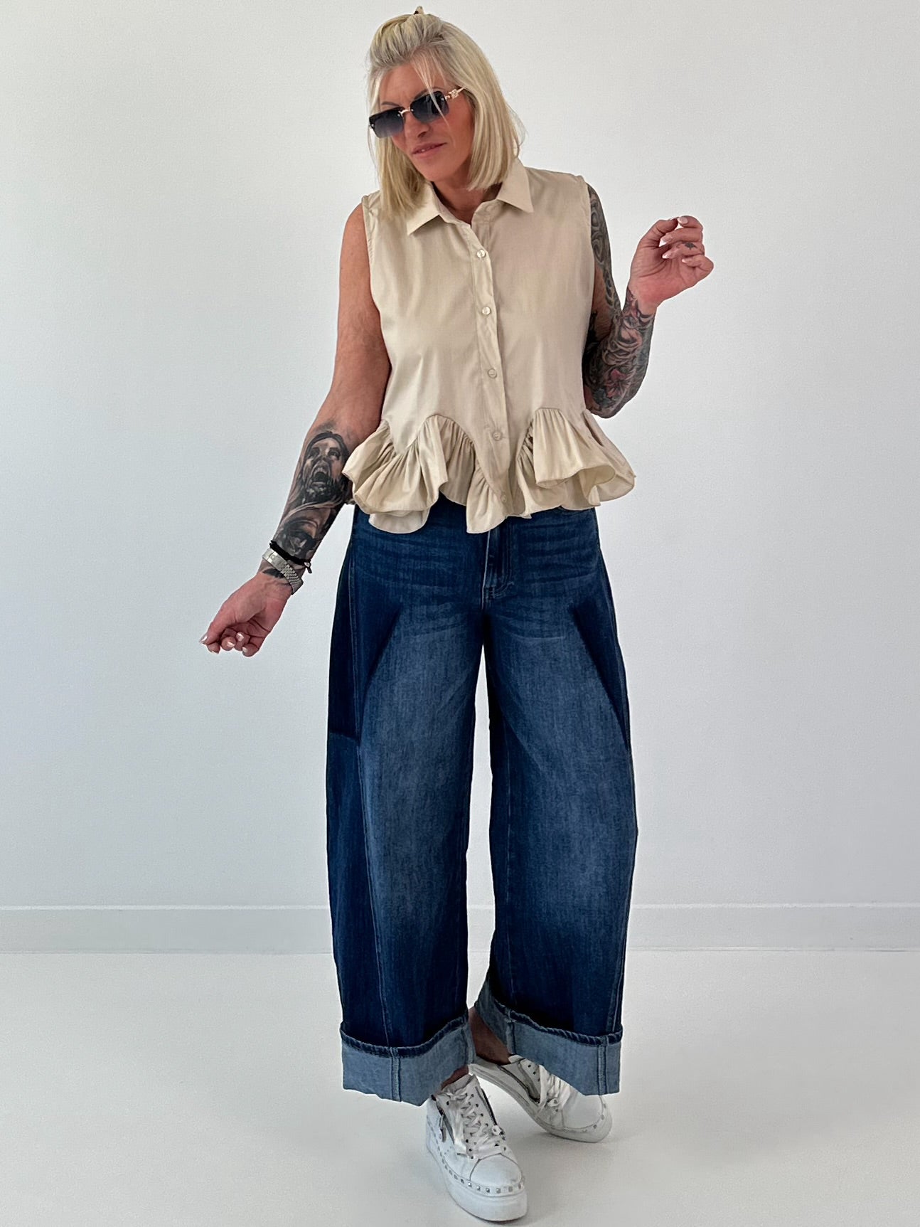 Ärmellose Bluse mit Volants  - beige