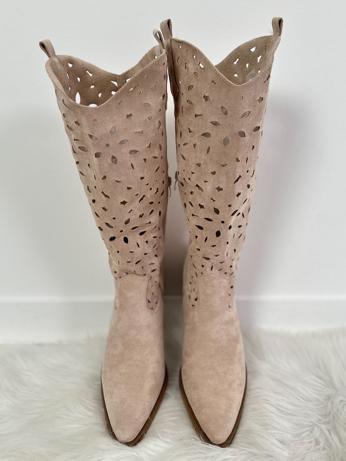 Boots with cut-out - beige