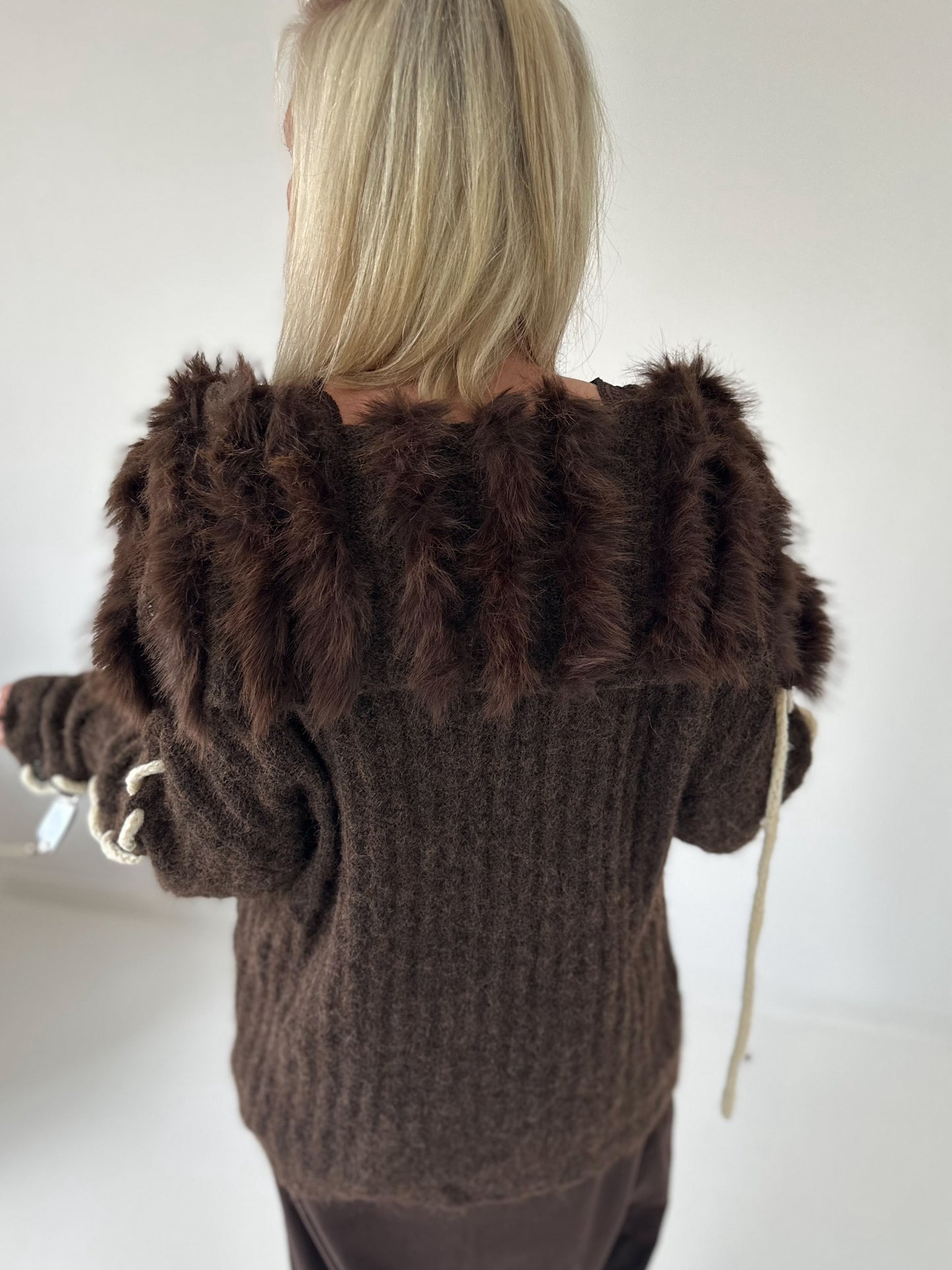 Cuddly knit cardigan with XXL fur collar - mocha