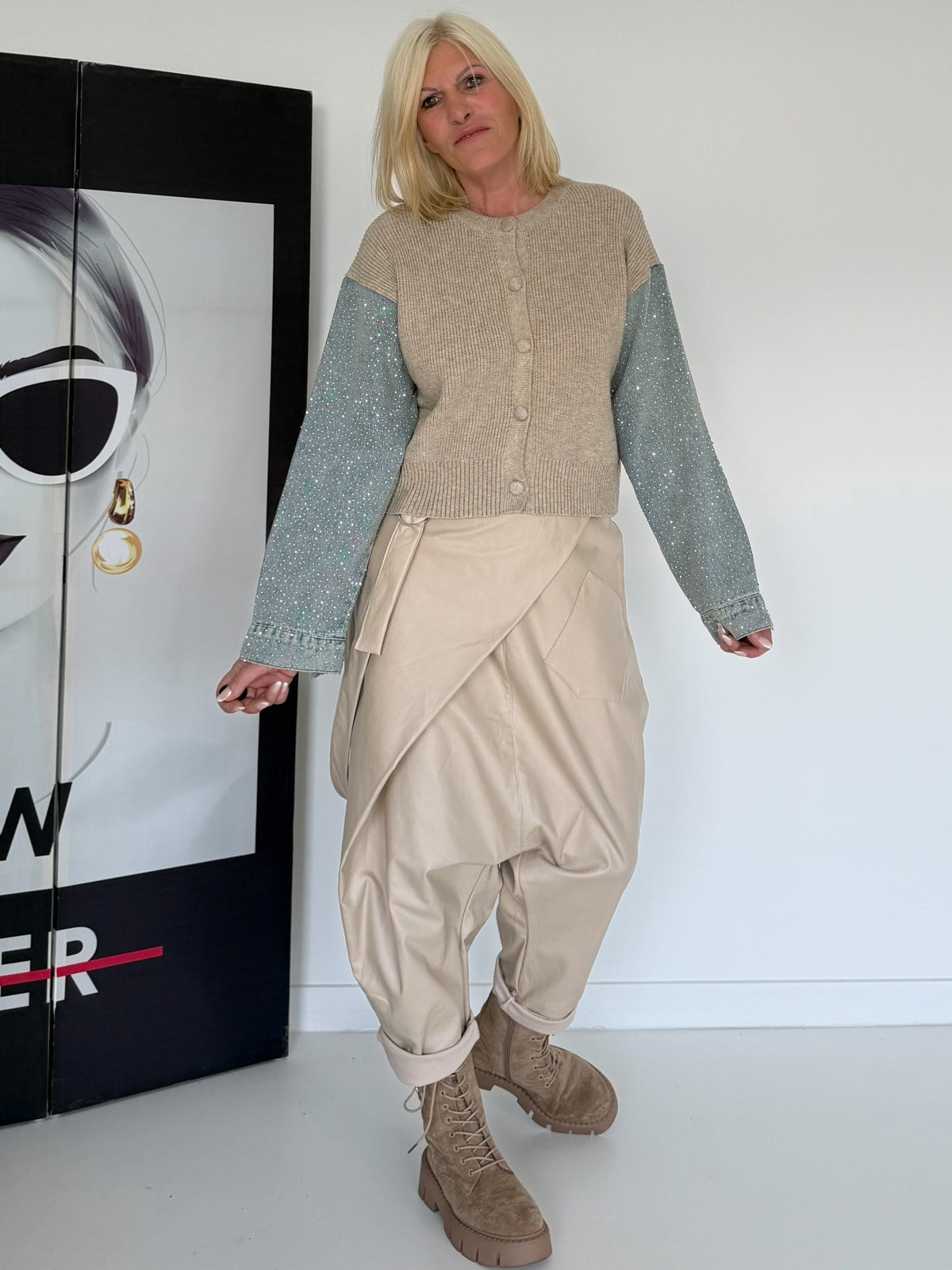 Strickjacke mit strassbesetzten Denim-Ärmeln - beige-denim