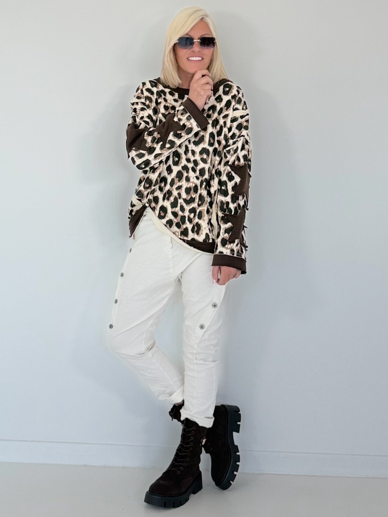 Sweatshirt mit All Over Leo-Print und trendigen Sternelementen - beige