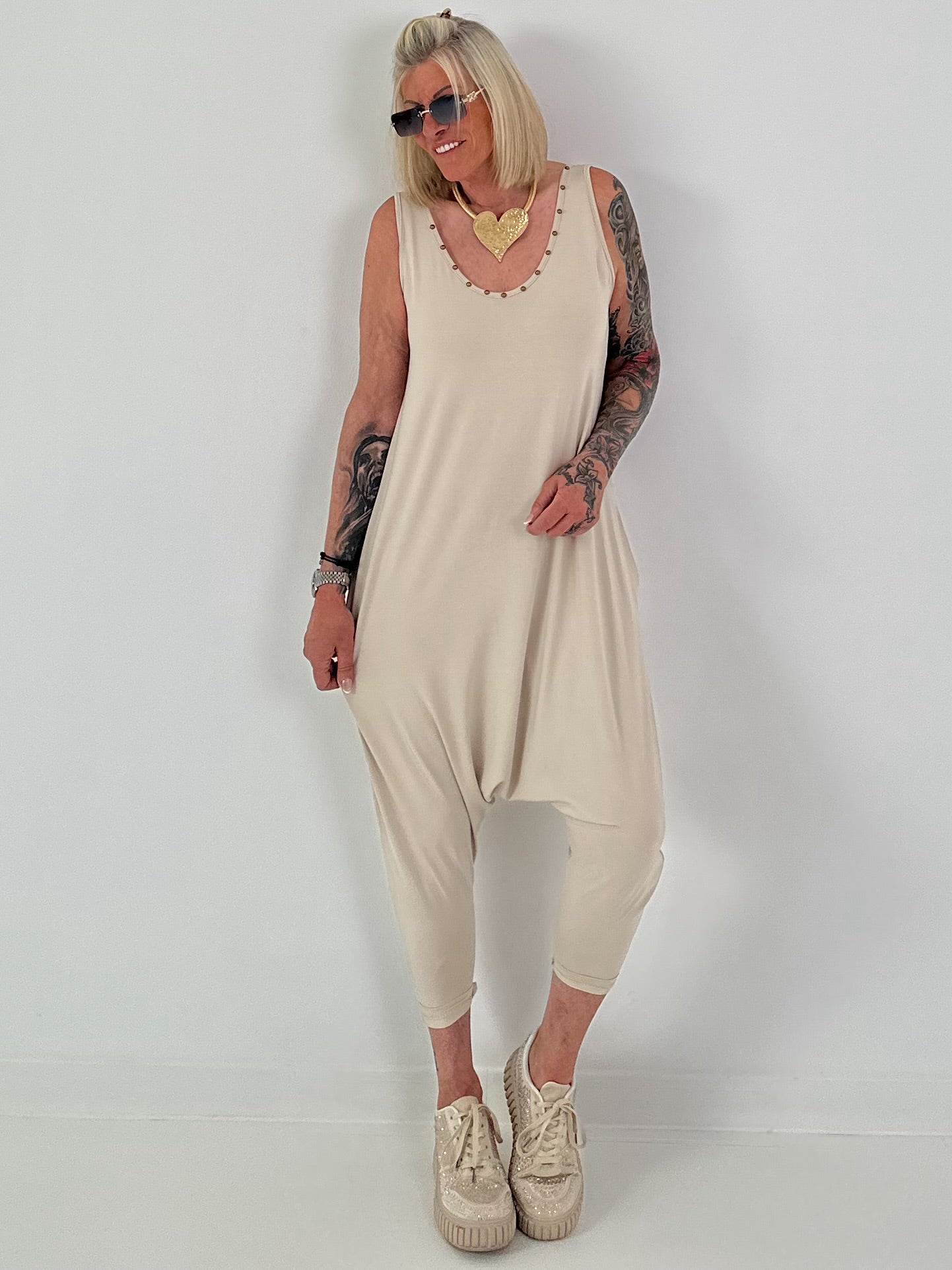 Jumpsuit mit Nieten- beige