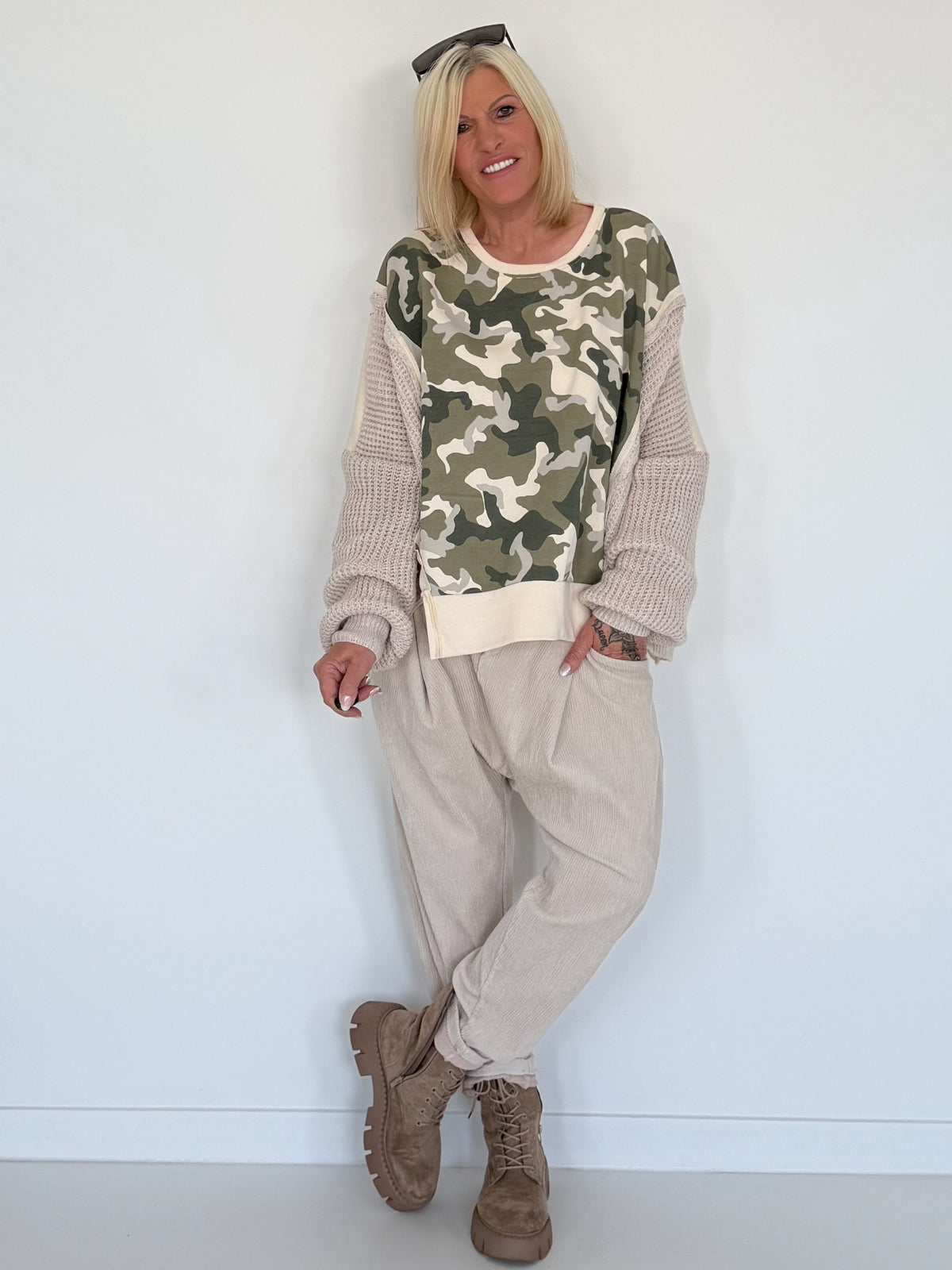 Oversized Sweater mit Strickeinsatz - beige-oliv-mehrfarbig