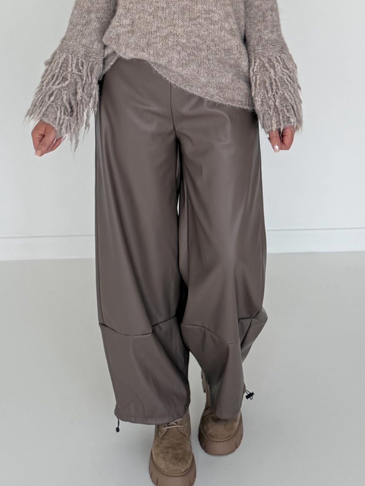 Vegane Lederhose 2 Looks - taupe