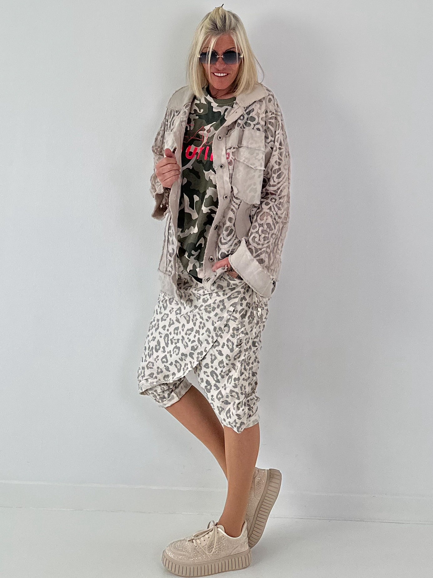 Jeansjacke mit Leo und floralem Netzeinsatz - beige