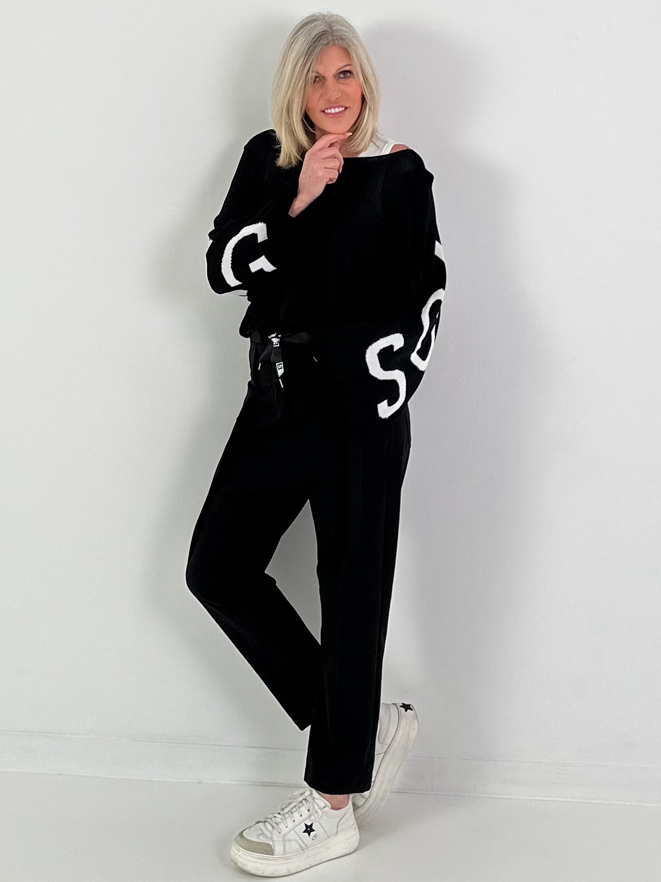 Trousers with wide pleats - black