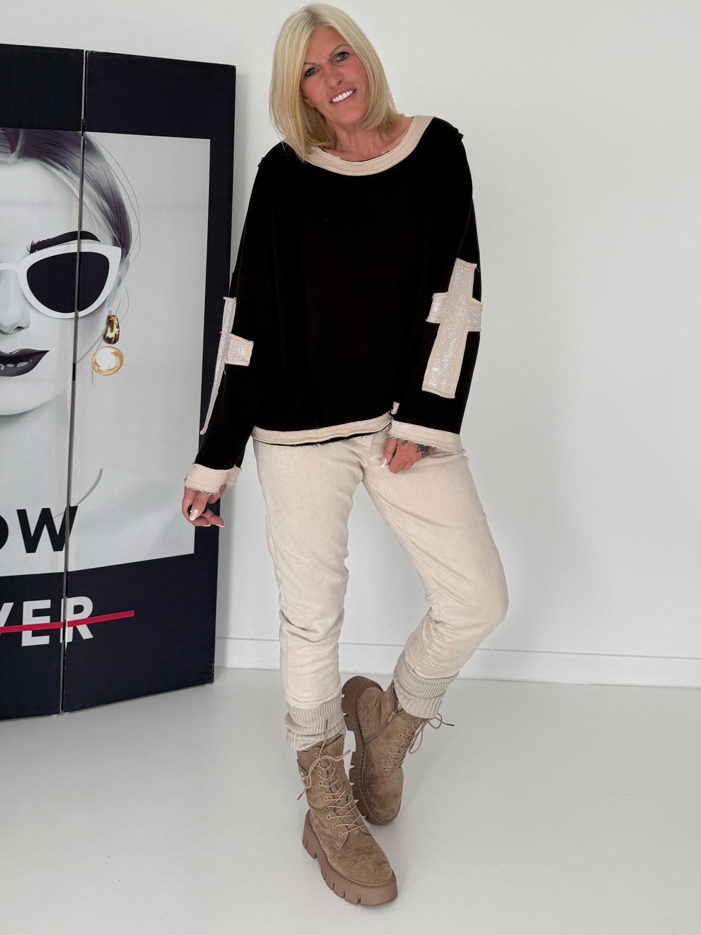 Oversized Sweater mit Strasskreuz - schwarz-beige