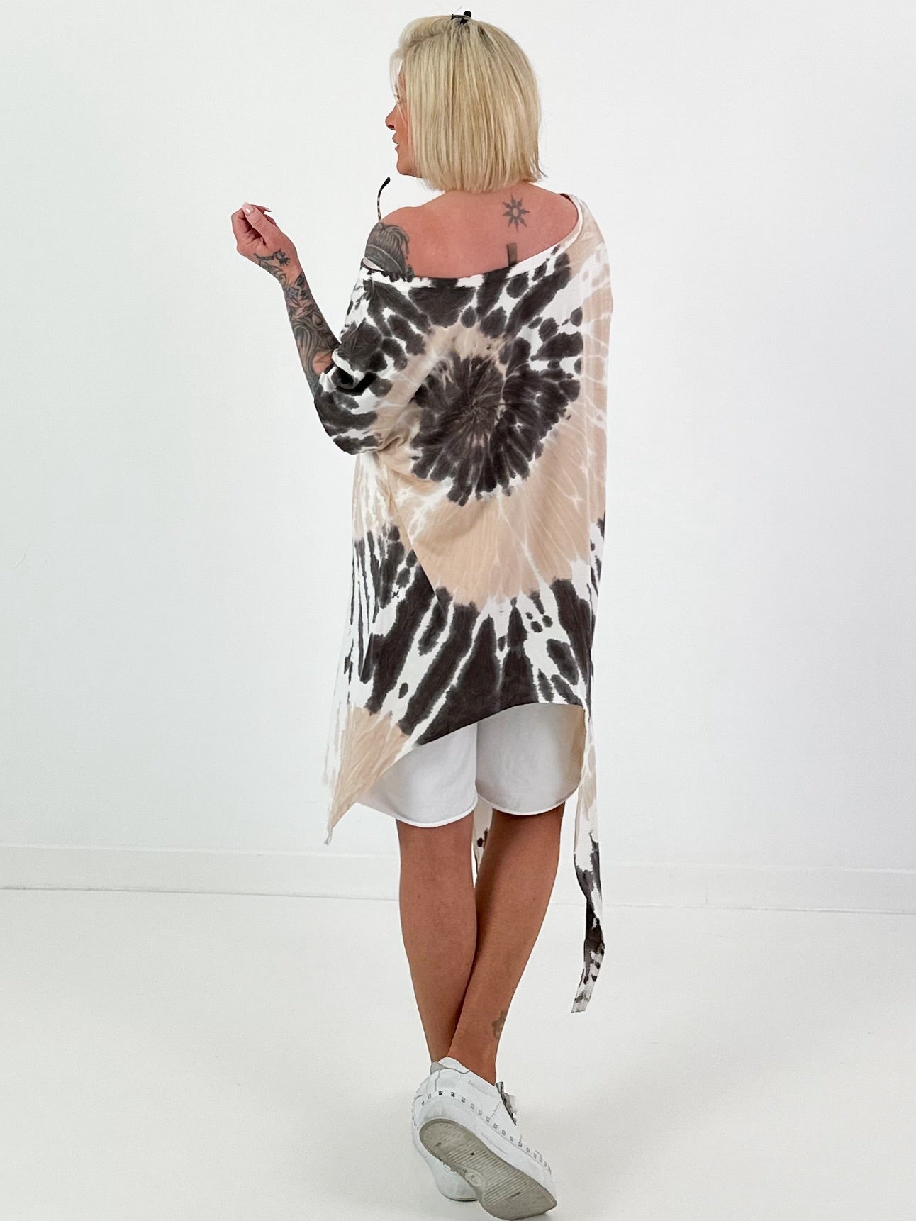 Asymmetrical batik-patterned shirt - white-beige-dark brown