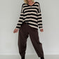 Gestreifter Strickpullover mit V-Ausschnitt - mokka-beige