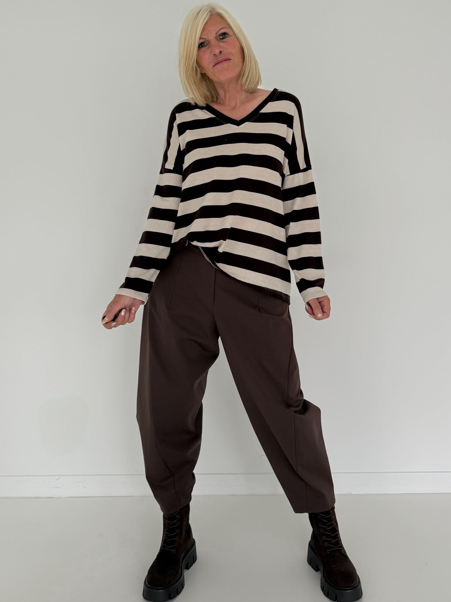 Gestreifter Strickpullover mit V-Ausschnitt - mokka-beige