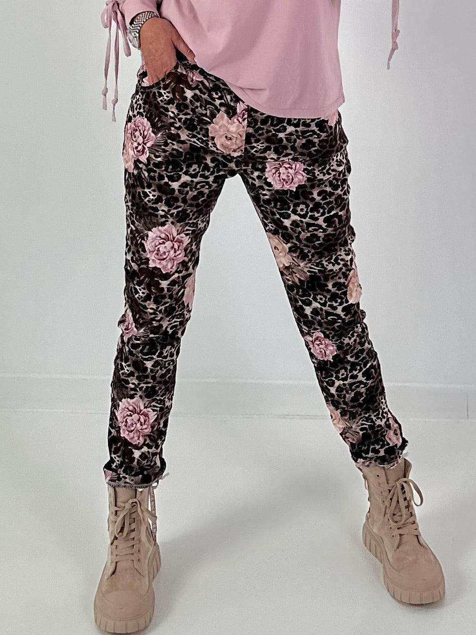 Hose in Wildleder-Optik mit Leo Print und floralem Muster - mokka - mehrfarbig