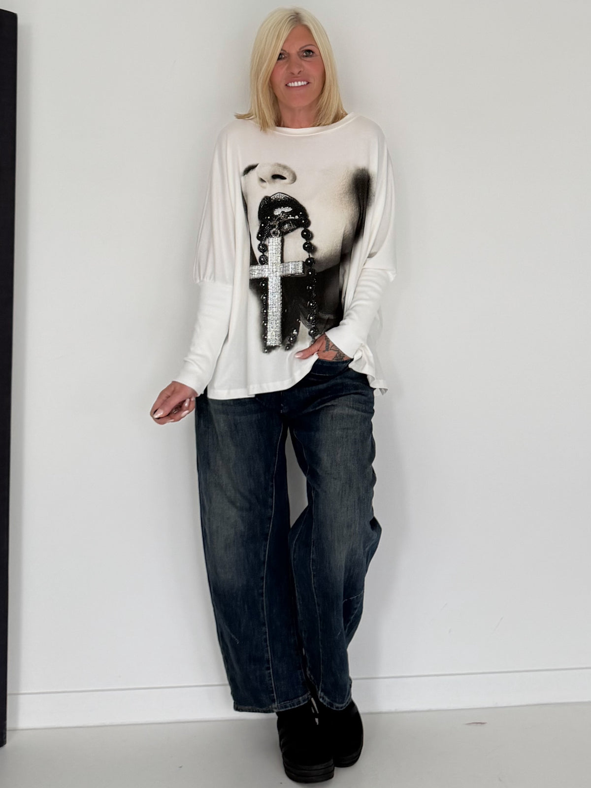 Sweater mit Stulpenärmeln und Strassmotiv Woman & Cross - ecru