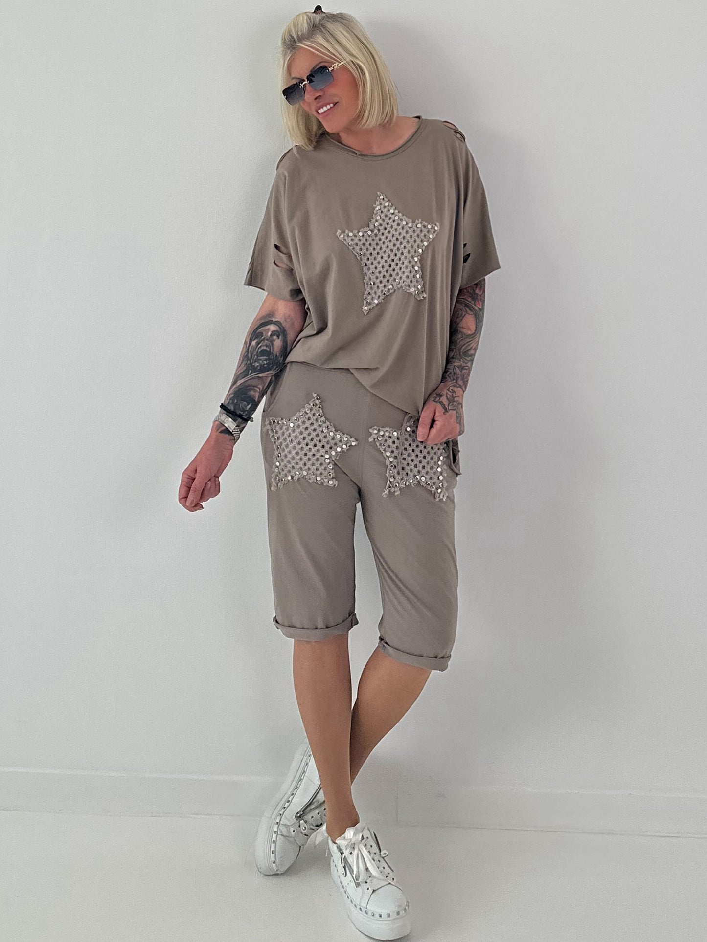 T-Shirt mit Häkelstern-Nieten-Cut-Outs - taupe