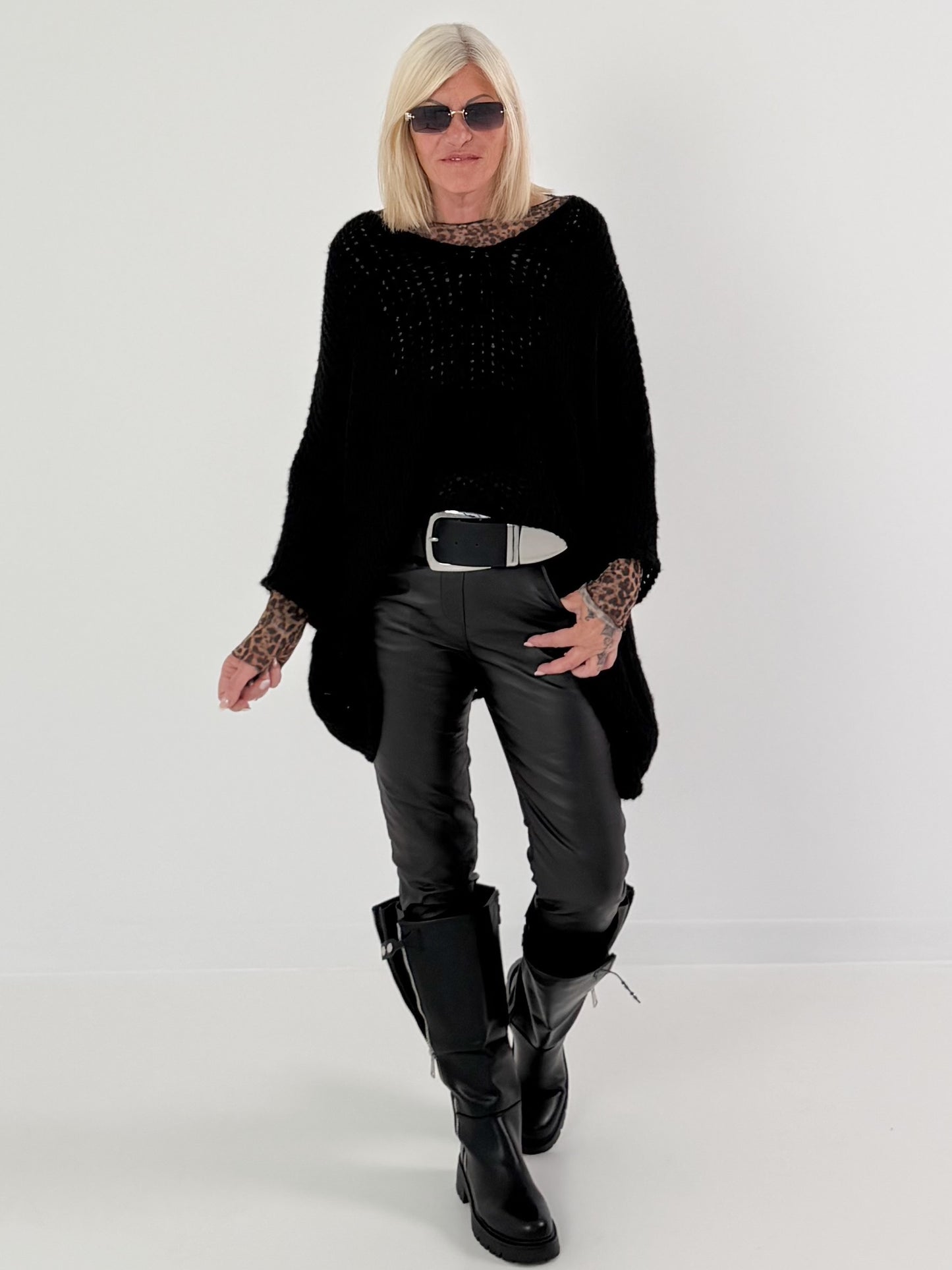 Vegan leather trousers with patch - black