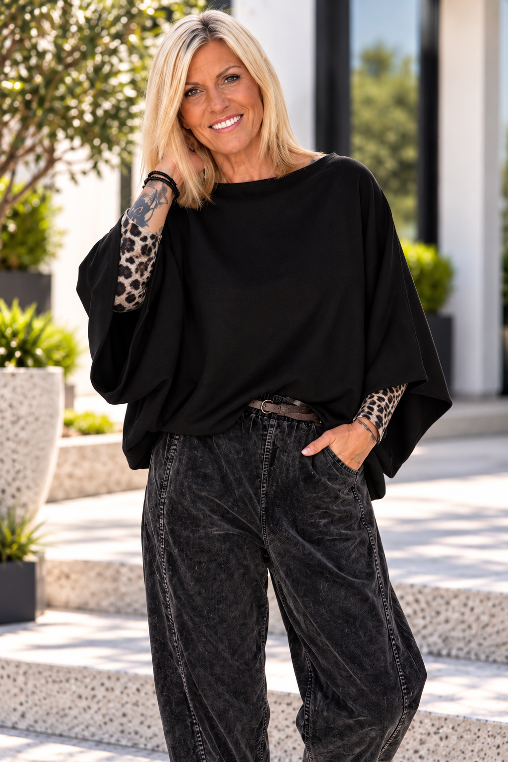 Sweater with turned-up sleeves - black