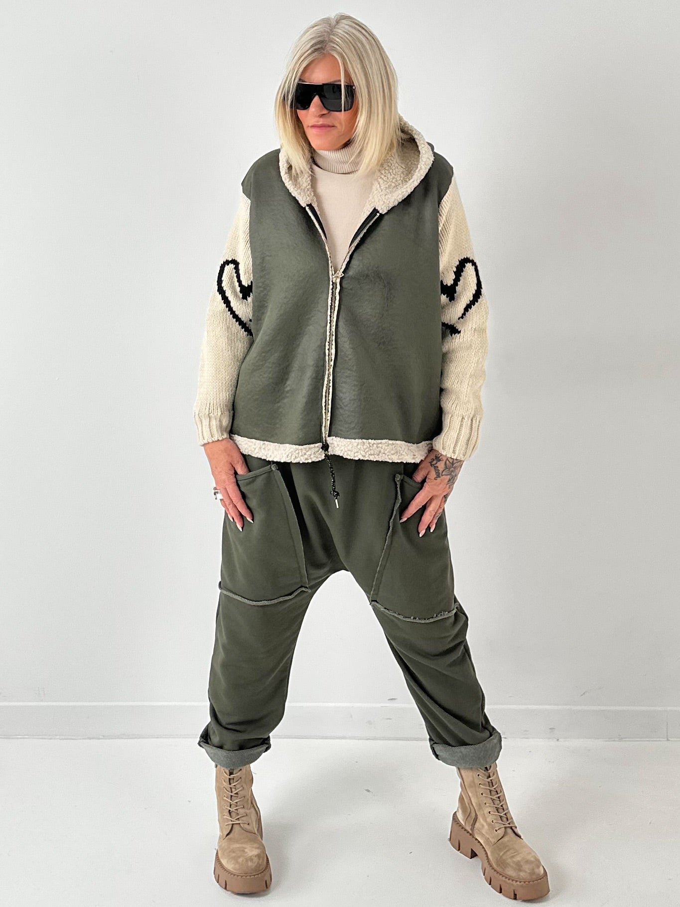 Imitatie lamsnappajas met gebreide mouwen model "Jana" - olijfgroen