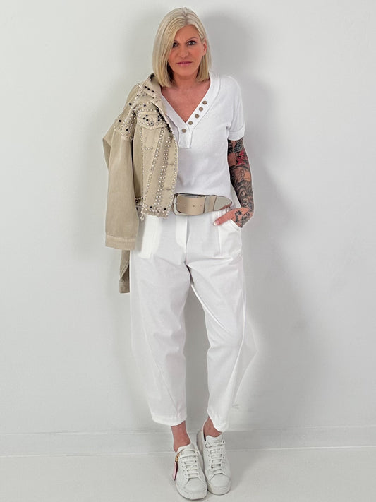 T-Shirt in Rippoptik mit V-Neck und Knopfdetails - weiss