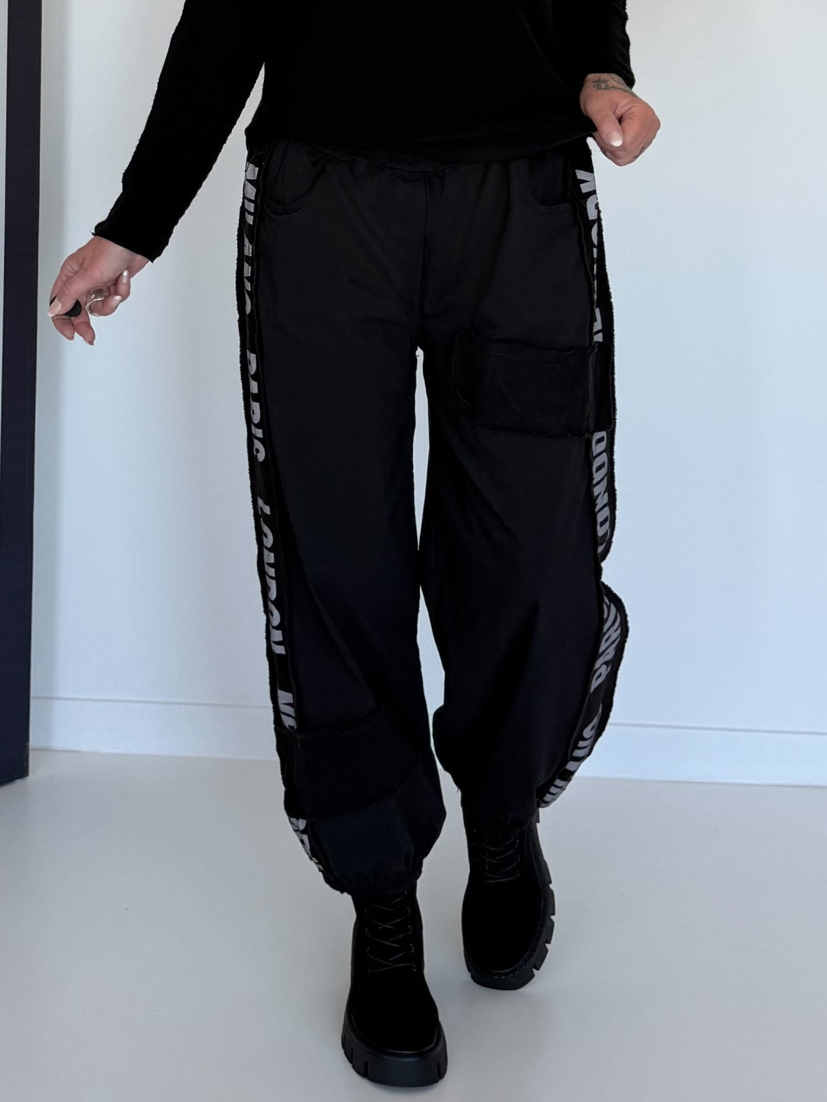 Hose mit City-Statement-Print - schwarz