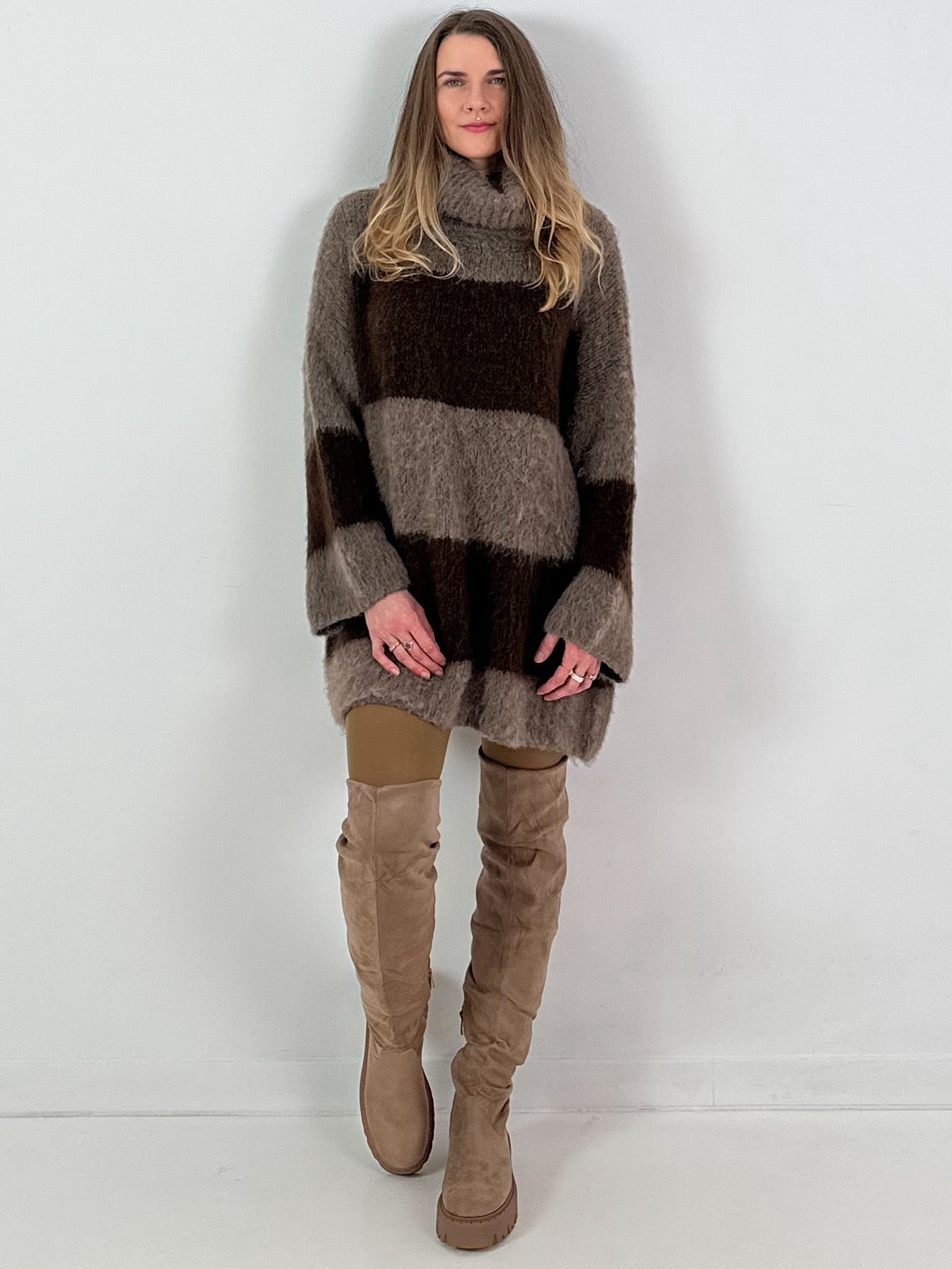 Lange trui/jurk model "Velvet Flow" - koffie-taupe